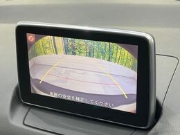 【バックカメラ】駐車時に後方がリアルタイム映像で確認できます。大型商業施設や立体駐車場での駐車時や、夜間のバック時に大活躍！運転スキルに関わらず、今や必須となった装備のひとつです！