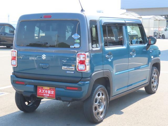右斜め後ろからの特徴的なフォルム。ボックス型で車体全体を把握しやすく運転しやすそうですね♪