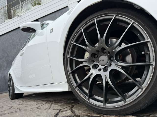 サンルーフ　RAYS19インチアルミホイール　4本出しマフラー　ダウンサス　TRDエアロF/S/R　赤レザーシート　前後ドラレコ　シートヒーター　ベンチレーション等様々なオプションが装備しております。