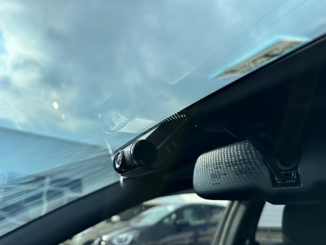 フロントガラスには純正ドライブレコーダーを装着しています！