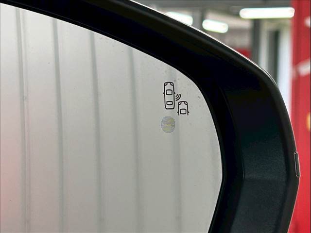 ブラインドスポットモニター搭載で後方から接近する車両にも簡単に気づけます。