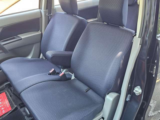 使用頻度の高い運転席・助手席シートは、ご覧のとおり状態良好！でございます。その他、気になる臭いやほつれもございません♪