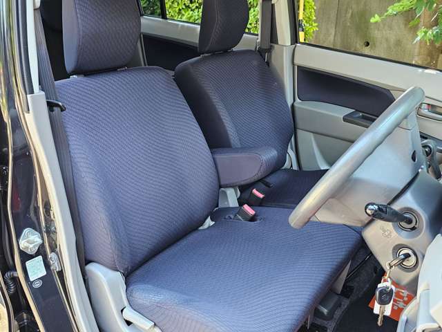 使用頻度の高い運転席・助手席シートは、ご覧のとおり状態良好！でございます。その他、気になる臭いやほつれもございません♪
