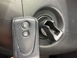 【キーレス】少し離れた場所からでもボタン一つでドアの開錠・施錠ができるのでとっても便利！ドアの鍵穴周りに傷をつけることもありません♪