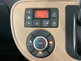 【オートエアコン】一度お好みの温度に設定すれば、車内の温度を検知し風量や温度を自動で調整。暑い…寒い…と何度もスイッチ操作をする必要はありません。快適な車内空間には必須の機能ですね♪