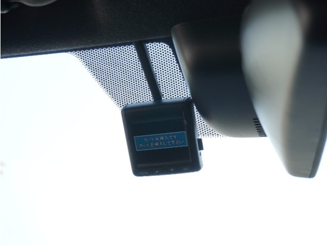 ◆ドライブレコーダー◆映像・音声などを記録する自動車用の装置です。　もしもの事故の際の記録はもちろん、旅行の際の思い出としてドライブの映像を楽しむことができます。