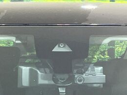 【インテリジェントエマージェンシーブレーキ】フロントカメラで前方の車両や歩行者を検知。衝突しそうな時は衝突被害軽減ブレーキが作動、衝突回避をサポート。より安全にドライブをお楽しみいただけます。