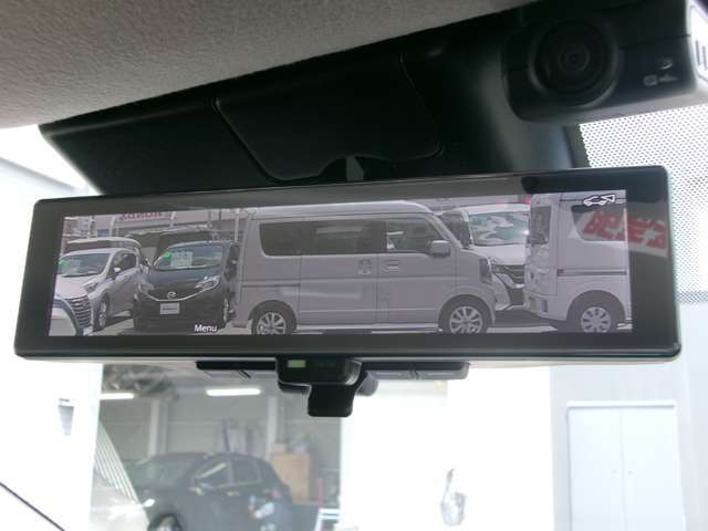 スマートルームミラー、後方がカメラの映像で見れるので視界くっきり、車内に障害物があっても関係ありません。普通のバックミラーとも切りかえが出来ます。