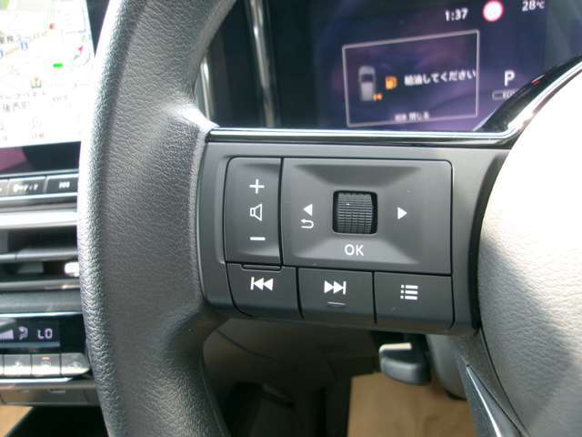 ハンドルスイッチで車両設定・オーディオの選曲や音量調整などが出来、安全性もアップ。