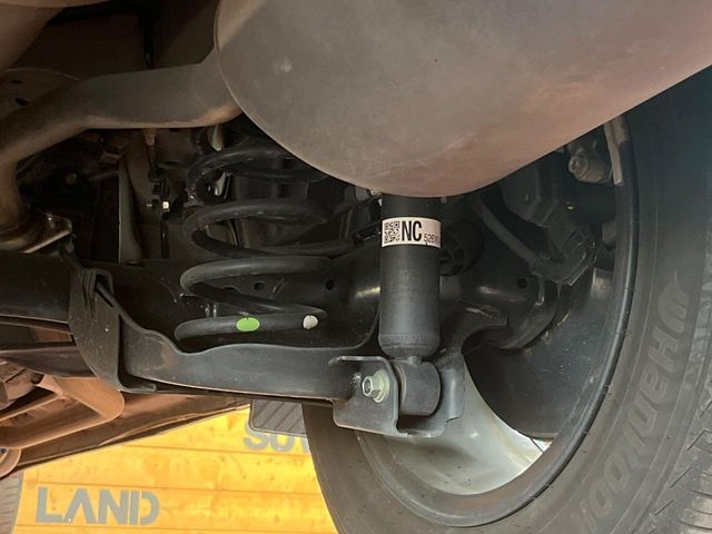 お車を安心してお乗りいただく為には、足回りの定期点検が欠かせません。サービスサポート（有償保証）では無料点検もご提供しており、安心のカーライフをお過ごしいただけるサポート体制が整っています。
