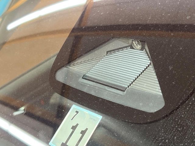 【ホンダセンシング】走行中に前方の車両等を認識し、衝突しそうな時は警報とブレーキで衝突回避と被害軽減をアシスト。より安全にドライブをお楽しみいただけます。