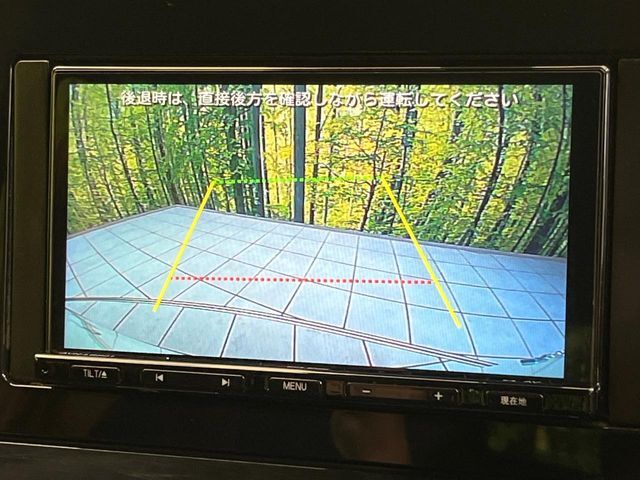 【バックカメラ】駐車時に後方がリアルタイム映像で確認できます。大型商業施設や立体駐車場での駐車時や、夜間のバック時に大活躍！運転スキルに関わらず、今や必須となった装備のひとつです！