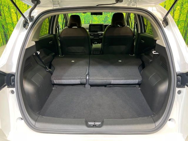 積み下ろしのしやすいデッキにはたっぷりと荷物を積み込んでいただけます。遊びから仕事まで、様々なシーンで頼れます♪