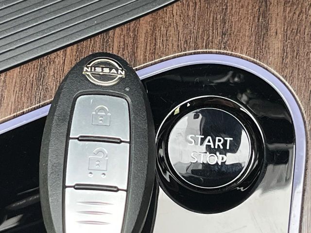 【インテリジェントキー】カバンやポケットに入れたままでもドアの施錠・解錠が可能なスマートキーを装備。エンジンのオン・オフ時もカギを取り出す必要が無いからとっても便利です♪