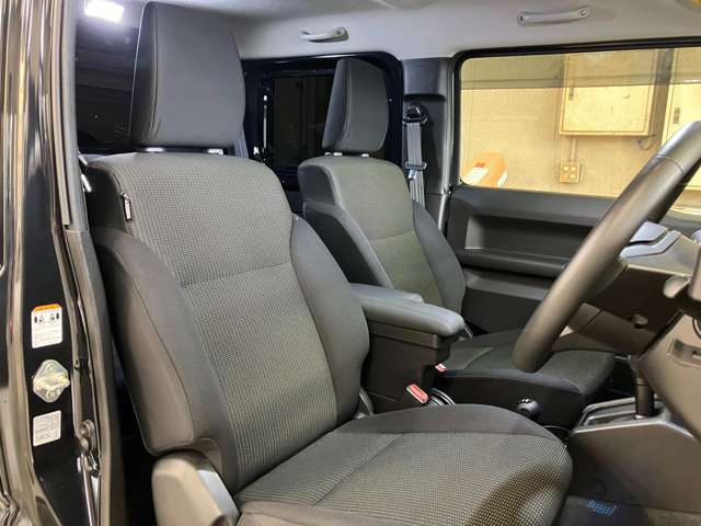 悪路走行時でもスクエアで視認性の良い運転席です！