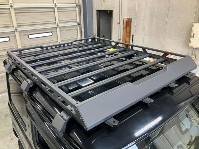 荷物を積むのにも便利でルックス強化にもなるルーフラック付きです！