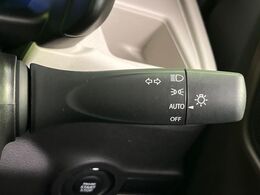 【オートライト】周りの明るさに応じて自動でヘッドライトの点灯・消灯ができる機能です！ライトの付け忘れ・消し忘れなどが無くなり、雨の日や夕方の走行も安心！トンネル通過時も便利ですね♪