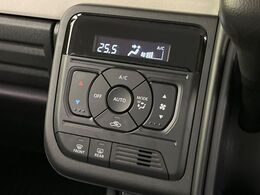 【オートエアコン】一度お好みの温度に設定すれば、車内の温度を検知し風量や温度を自動で調整。暑い…寒い…と何度もスイッチ操作をする必要はありません。快適な車内空間には必須の機能ですね♪