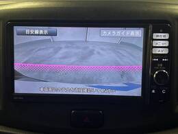 【バックカメラ】駐車時に後方がリアルタイム映像で確認できます。大型商業施設や立体駐車場での駐車時や、夜間のバック時に大活躍！運転スキルに関わらず、今や必須となった装備のひとつです！