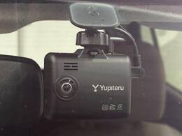 【ドライブレコーダー】安心・安全なカーライフに必須のドライブレコーダーを装備！走行中はもちろん、あおり運転や事故に遭遇した際の状況も映像で記録し、万一のリスクに備えます。