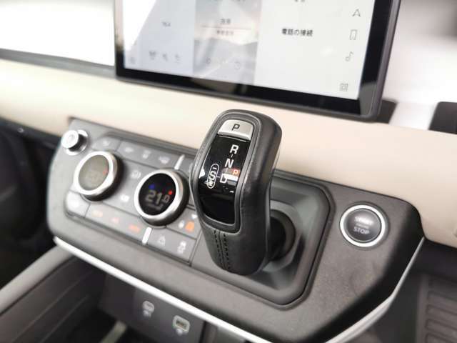 センターコンソールは、しっかりと握りやすいガングリップタイプのシフトレバーになっております。