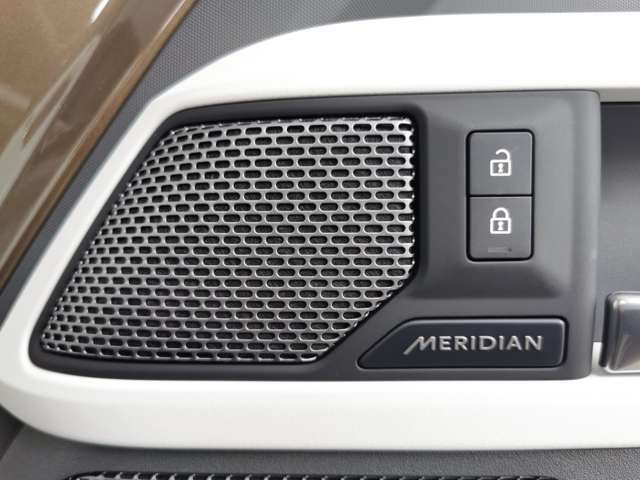 【Meridianサウンドシステム：MOP価格149,000】イギリスの老舗オーディオブランドで音質が良く、ドライブ中の音楽をより一層楽しませてくれます。