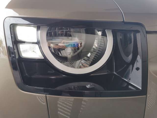 フロントフェイスを際立たせるLEDヘッドライト。明るく照らすのはもちろんのこと、耐久性にも優れており、最新のシステムを搭載しております。
