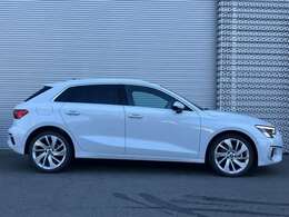 リヤサイドウインドーの後方に小さな三角形の窓を設けた「6ライトキャビン」も、機能と美しさを両立させるAudiの特徴的なデザインです。