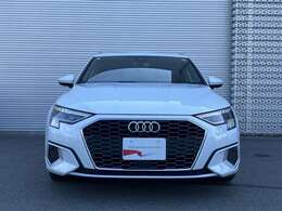 日本人デザイナーの発案によって2005年から採用されている、「シングルフレームグリル」。ひと目でAudiとわかる象徴的なデザインはAudiのブランドイメージを確立しています。