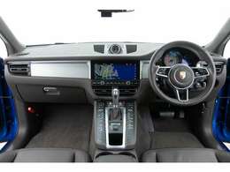 高級感溢れるレザーシートやゆとりある車内空間が特徴的な内装でございます。