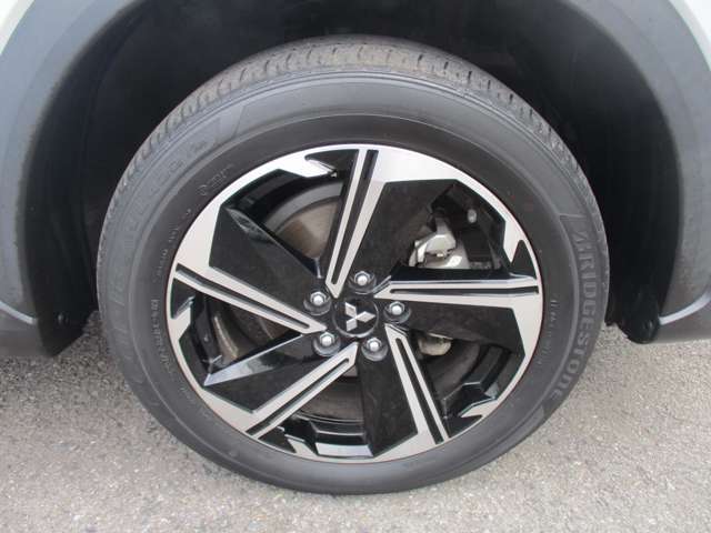 おしゃれは足元から、なんて言いますよね。こちらの車は純正のアルミホイール付きです！
