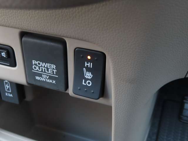 フロントシートは両側シートヒーター装備！寒い日でもすぐに暖かくなり、エアコンを待たなくてもすぐに快適！