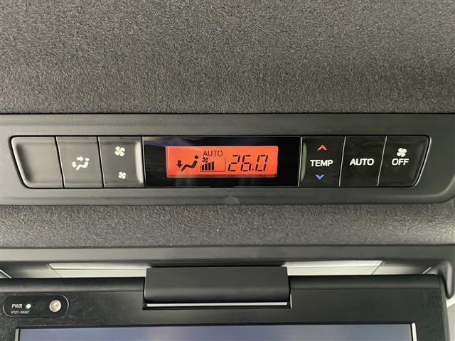 【後席エアコン】後席にもエアコンがついておりますので、車内全体を快適な温度に調節いただけます♪