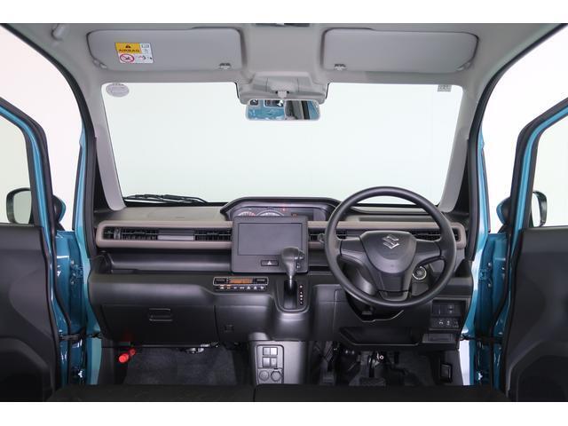 【インテリア】足元広々インパネシフト♪運転席から助手席への移動も楽にできますね♪道の状況や止める場所によって運転席側から出づらい時ってありませんか？そんな時、助手席側から降りることができますよ♪