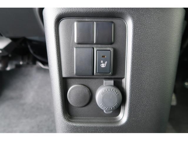 【シートヒーター】運転席にはシートヒーターを装備♪寒い冬にはシートをじんわり温めてくれてドライブも快適ですよ◎エアコンの暖房より早く温まってくれるので重宝しますよ◎