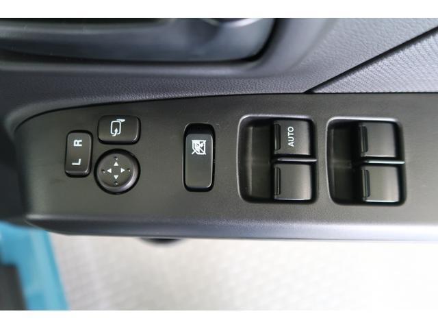 【電動格納式リモコンドアミラー＆パワーウィンドースイッチ】ドアミラーの角度は手を伸ばさなくてもスイッチでミラー角度が調節できて自分に合った角度が合わせやすいです♪