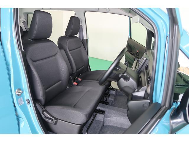 【フロントシート】高めのヒップポイントで見晴らしが良く、運転もしやすいですよ◎運転席アームレストがついているので長距離運転時の疲労軽減になりますよ◎