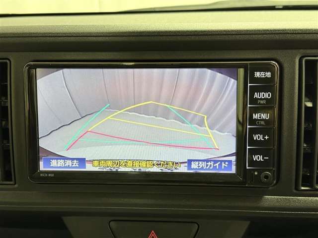 バックでの駐停車時に助かるバックモニター付きです。