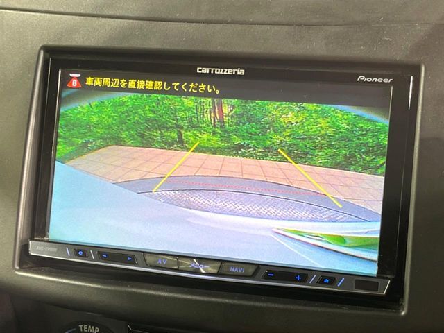 【バックカメラ】駐車時に後方がリアルタイム映像で確認できます。大型商業施設や立体駐車場での駐車時や、夜間のバック時に大活躍！運転スキルに関わらず、今や必須となった装備のひとつです！