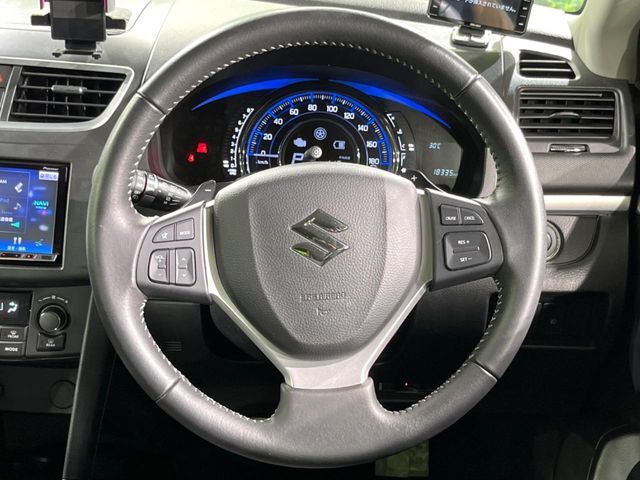 インテリアに合わせたデザインのステアリングは、運転される方のことも考え、運転しやすい形状、大きさです。是非一度、実際に触ってお確かめください。