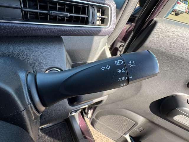 「オートライト」　暗くなると自動でライトが点灯し、安全運転を手助け！