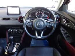 視線移動の少ない正面ゾーンに走行情報を配置、視界を妨げないセンターディスプレイの配置、センターディスプレイの操作はコマンダーコントロールで可能。運転に集中でき必要な情報を逃さないレイアウトです。