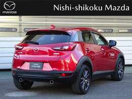 リアテールランプは細くスポーティ感があります。バンパーのリアゲートのデザインにこだわって一体感もあります。トノカバー装備で、生活感を見せたくない方にもプライバシーが守られます。