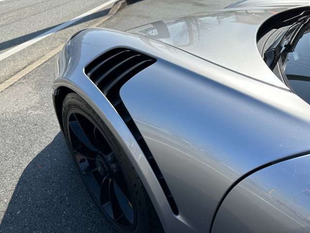 GT3　RSはターボ用ワイドボディーです！フロント、リアフェンダーカーボン製です！