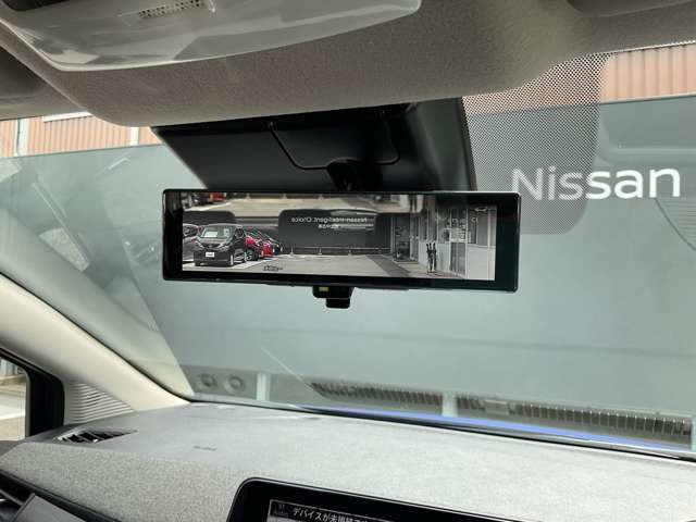 後席に荷物をタップリのせても視界を確保してくれちゃうスマート・ルームミラー♪