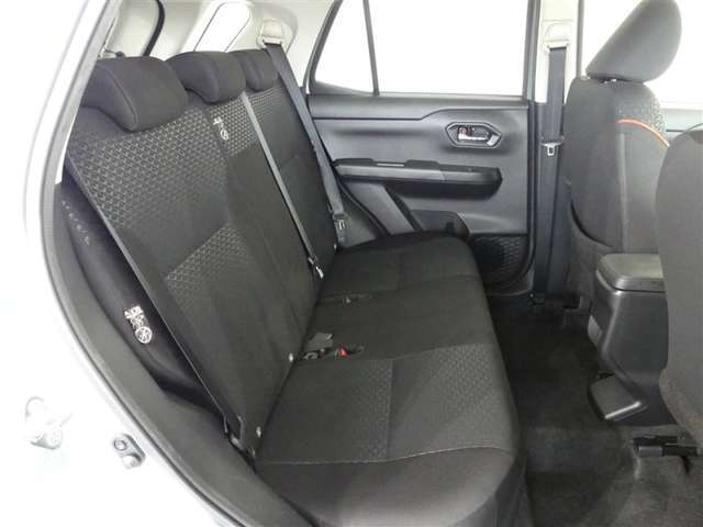 リヤシート背もたれが6：4分割可倒式なので、いろいろアレンジできて便利です♪