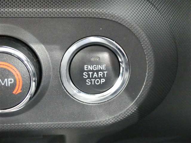 【プッシュスタート】スマートキーを携帯して、ブレーキを踏みながらスタートスイッチを押すだけでエンジンがかけられます。
