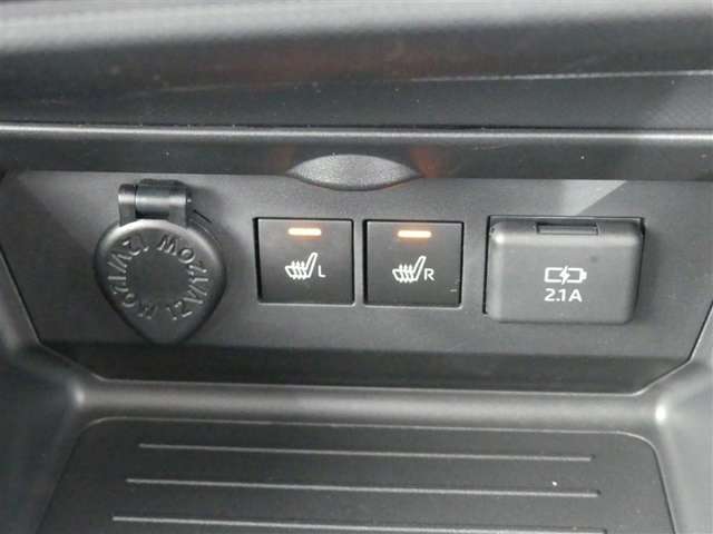運転席と助手席には寒い時にうれしいシートヒーターが装備されてます。