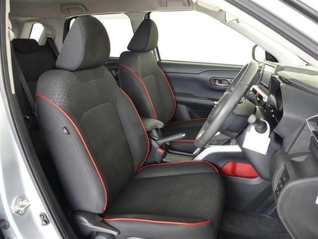 ファブリックで包み込んだ上質なシートは、座った瞬間に実感できる座り心地のよさ。ロングドライブも快適です。