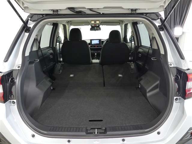 可倒式リヤシートを倒せばラッゲージスペースがさらに拡大。長さや幅のあるものも楽に収まります。